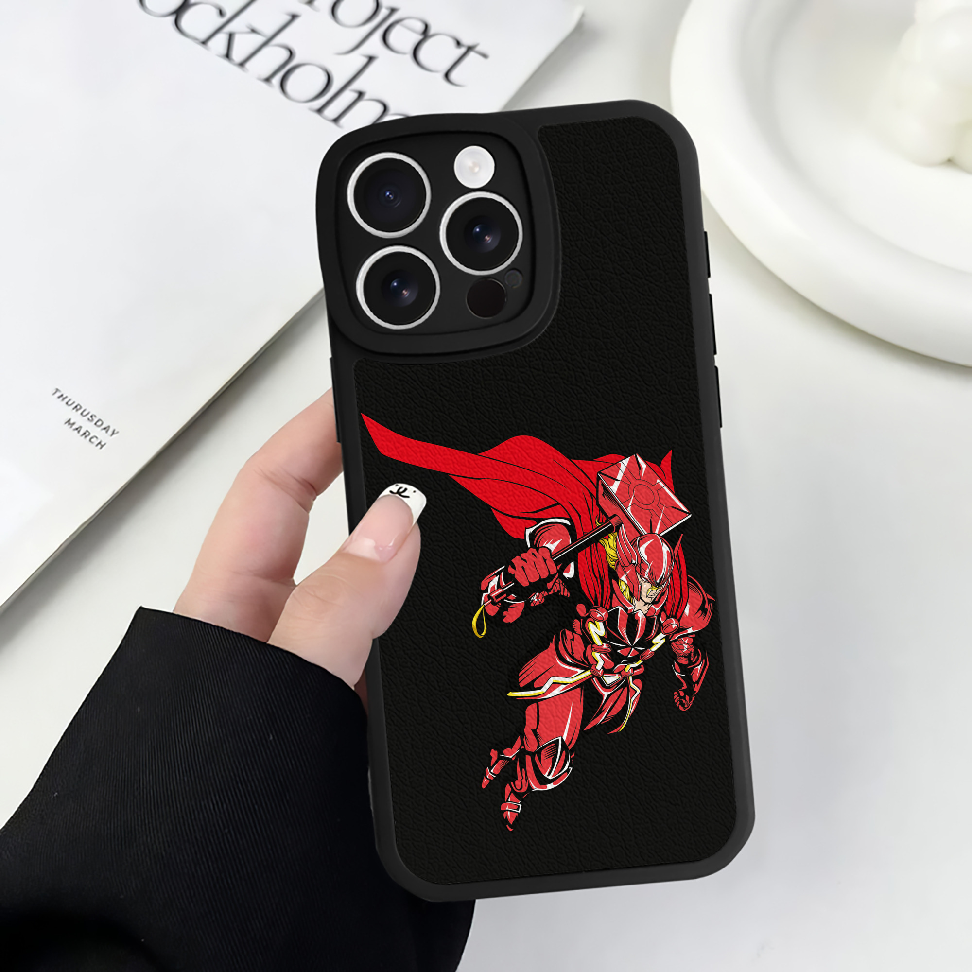 （画像用） アベンジャーズ The Avengers 【iPhone 16シリーズ対応】シリコンスマホケース（レザー調） 材質：シリコン